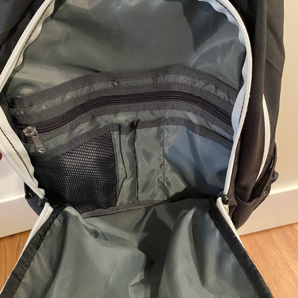 North face backpack - Picture 3 of 4